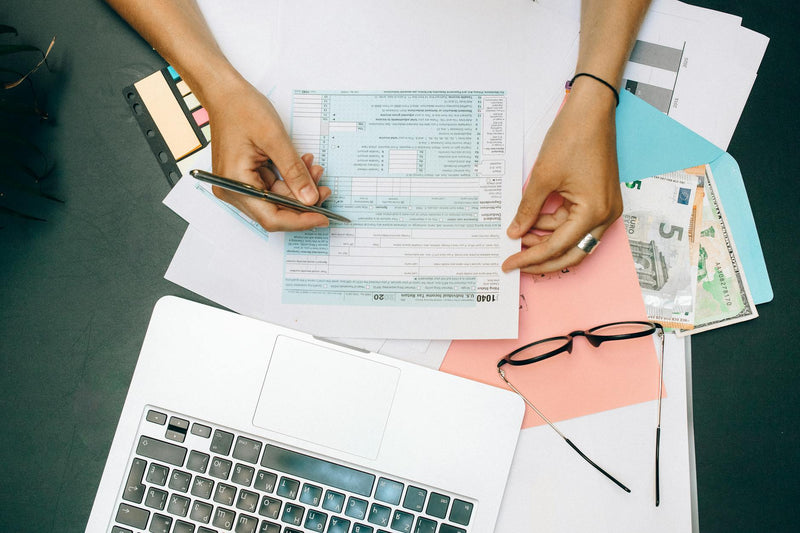 myTax pour le faire toi-même gratuitement, ou un tax agent pour gagner du temps, les deux marchent.